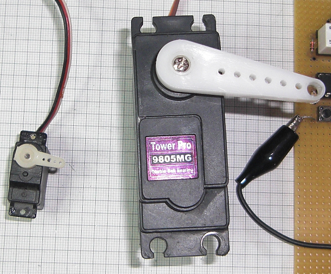 Vergleich Micro- und Jumbo-Servo